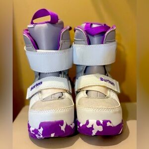 EUC Burton Mini Grom Snowboard Boots